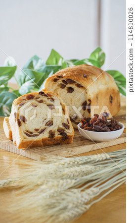 葡萄乾麵包圖片 | 葡萄乾麵包，葡萄乾和麥穗 114810026