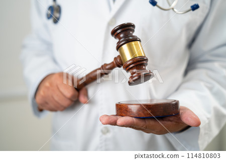Doctor holding judge gavel, forensic medicine, medical law and crime justice concept. 114810803