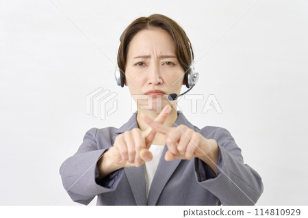 操作員用手做出標記手勢，白色背景 114810929