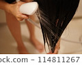 Shampooing woman 114811267