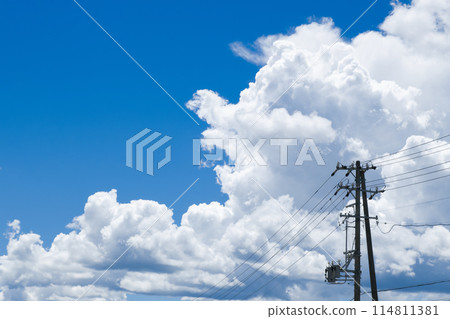 夏天藍天、雷雲和電線桿 夏天藍天、雷雲和電線桿 114811381