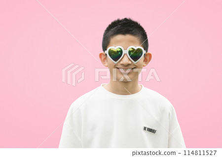 Man wearing heart-shaped sunglasses 114811527