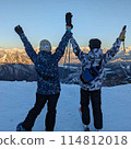 在滑雪場頂部擺姿勢 114812018