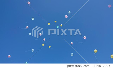 漂浮在藍天的氣球 漂浮在藍天的氣球 114812023