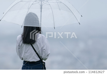 雨中打傘的女人 114812627