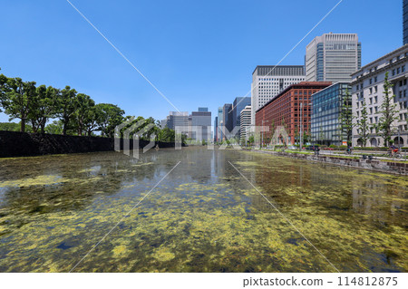 東京、千代田區、皇居花園護城河和丸之內風景 114812875