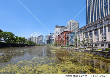 東京、千代田區、皇居花園護城河和丸之內風景 114812876