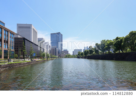 東京、千代田區、皇居花園護城河和丸之內風景 114812880