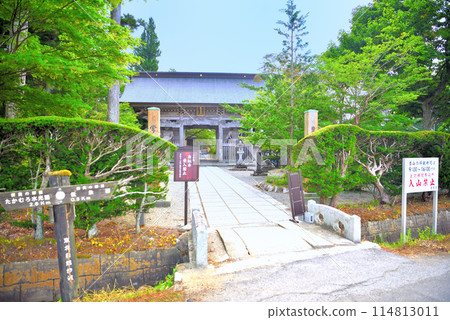 Tohoku, Tono, Kappabuchi, a view of the entrance to Jokenji Temple, where kappas are said to live in the stream behind it, Tono City, Iwate Prefecture (2) Tohoku, Tono, Kappabuchi, a view of the entrance to Jokenji Temple, where kappas are said to live in the stream behind it, Tono City, Iwate Prefecture (2) 114813011