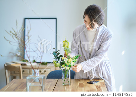 拿著花瓶的女人 拿著花瓶的女人 114814585