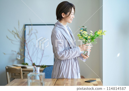 拿著花瓶的女人 拿著花瓶的女人 114814587