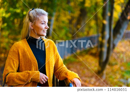 Fashion woman walking in autumn park 114816031