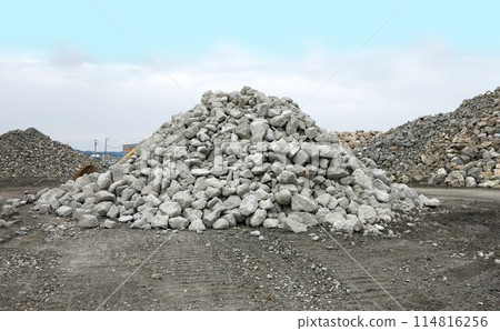 A rubble dump Rubble 114816256