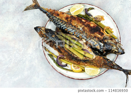 Roasted mackerel with asparagus. 114816930