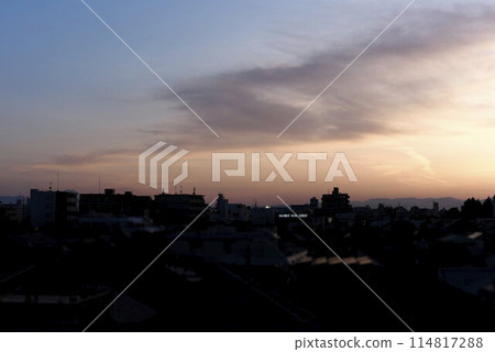 The sky seen from Shinjuku Ward, Tokyo at dusk 114817288