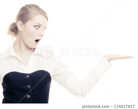 Ad. Businesswoman showing blank copy space 114817837