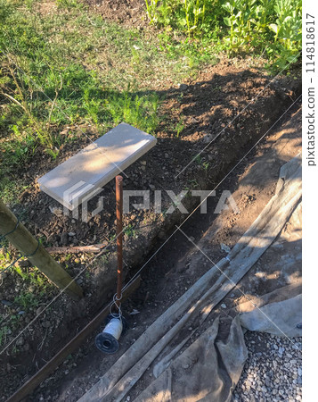 Setting edge restraints buy putting border curb stones in earth-moist concrete Setting edge restraints buy putting border curb stones in earth-moist concrete 114818617