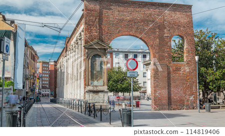 View of the Colonne di San Lorenzo, roman historical colonnade timelapse in Milan, Italy 114819406
