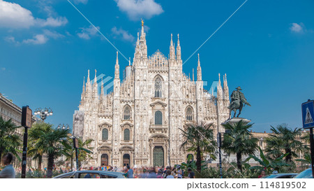 The Duomo cathedral timelapse with palms and monument. Front view with people walking on square 114819502