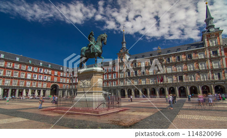 Statue of Philip III timelapse hyperlapse at Mayor plaza in Madrid in a beautiful summer day, Spain 114820096