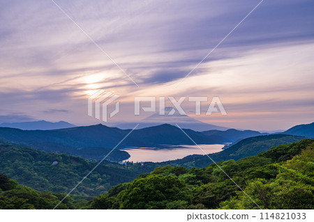 (Kanagawa Prefecture) Mt. Fuji seen from Hakone in early summer evening (Kanagawa Prefecture) Mt. Fuji seen from Hakone in early summer evening 114821033