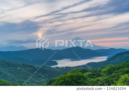 (Kanagawa Prefecture) Mt. Fuji seen from Hakone in early summer evening 114821034