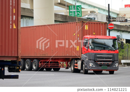 Image of a trailer turning right 114821221