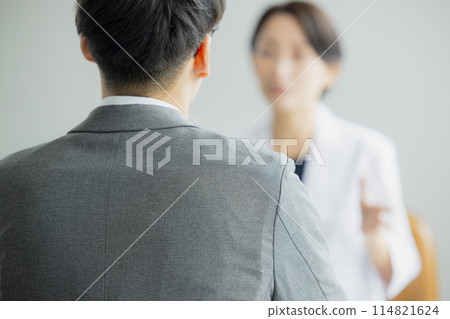 Female doctor explaining 114821624