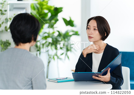 Businesswomen having a meeting in the office 114822050