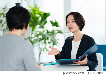 Businesswomen having a meeting in the office 114822051