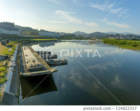 漂浮在大和河上的日本陸上自衛隊92型浮橋 114822317