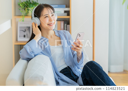 Young woman relaxing on a sofa 114823521