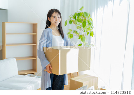 Young woman packing Young woman packing 114823818