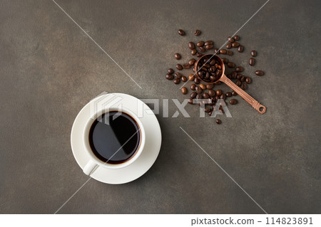 咖啡倒入杯子 咖啡倒入杯子 114823891