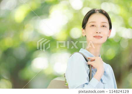 微笑以新綠色的婦女 114824129