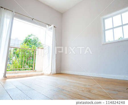 Bright room 114824248