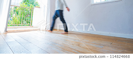 Bright room 114824668