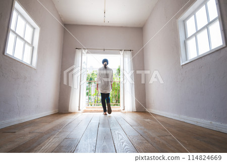 Bright room 114824669