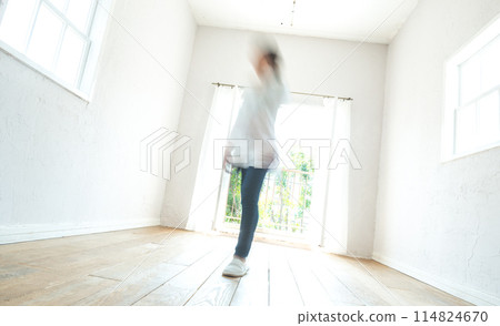 Bright room Bright room 114824670