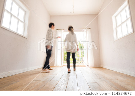 Bright room 114824672