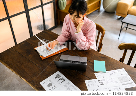 Zaitaku worker woman 114824858