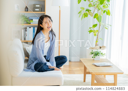 年輕女子在客廳放鬆 114824883