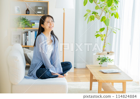 年輕女子在客廳放鬆 114824884