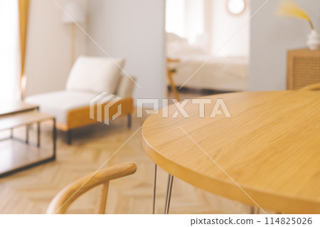 Living with a round table 114825026