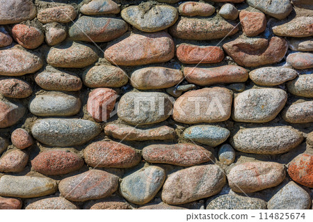 wall made of many colorful round stones, full-frame background and texture 114825674