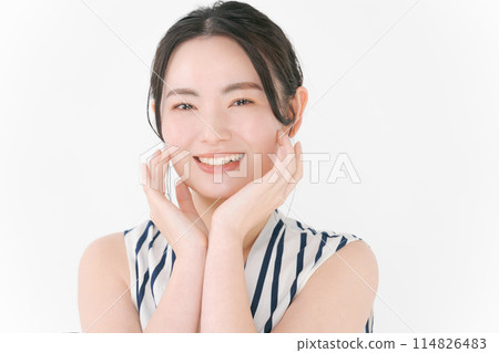 Beauty portrait of a woman in her 20s 114826483