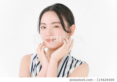 Beauty portrait of a woman in her 20s 114826489