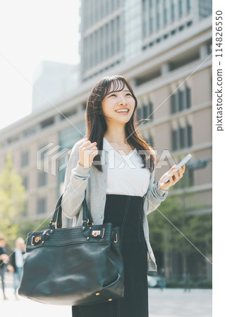 穿著休閒服上下班的女商人 114826550