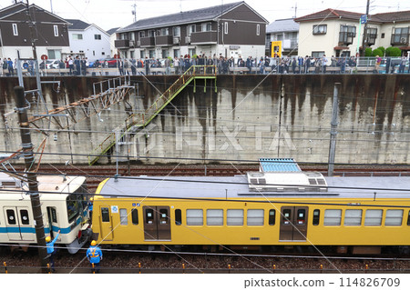 [2024.05] Railway fans and passersby look at the Odakyu Line 8000 series train being transferred to Seibu Railway 114826709