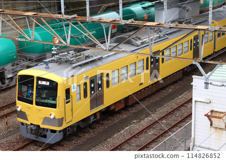 [SI] Seibu Railway New 101 Series 263 waiting as a towing vehicle at Shin-Akatsu 114826852